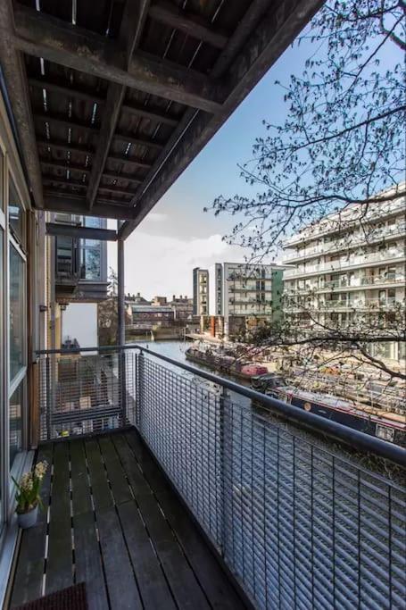 Canal-Side Apartment In Shoreditch Лондон Екстериор снимка