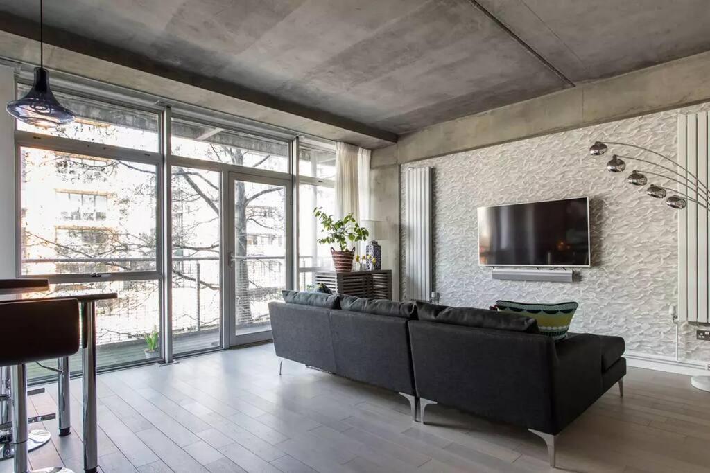 Canal-Side Apartment In Shoreditch Лондон Екстериор снимка