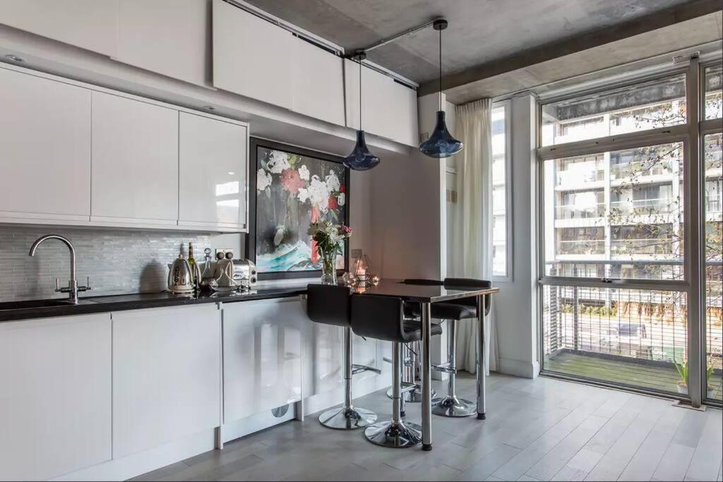 Canal-Side Apartment In Shoreditch Лондон Екстериор снимка
