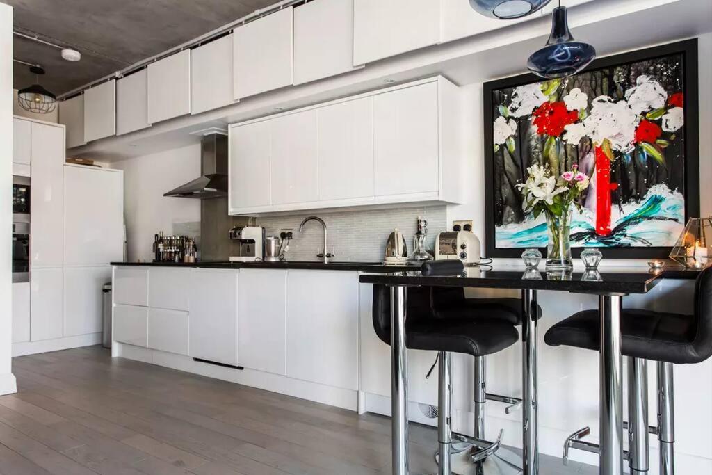 Canal-Side Apartment In Shoreditch Лондон Екстериор снимка