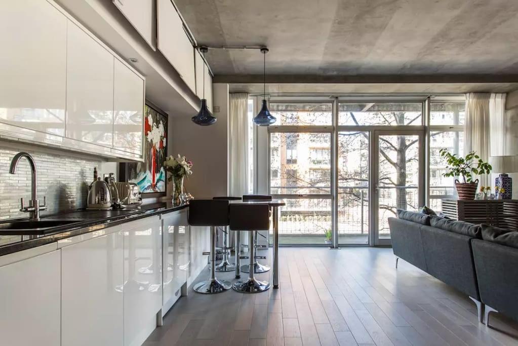 Canal-Side Apartment In Shoreditch Лондон Екстериор снимка