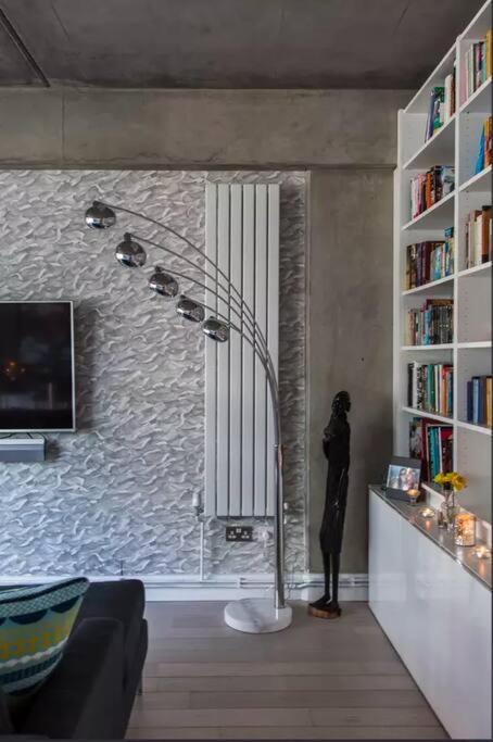 Canal-Side Apartment In Shoreditch Лондон Екстериор снимка