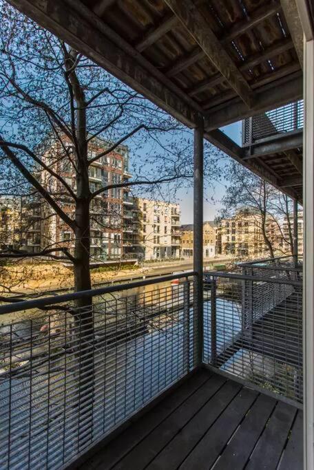 Canal-Side Apartment In Shoreditch Лондон Екстериор снимка